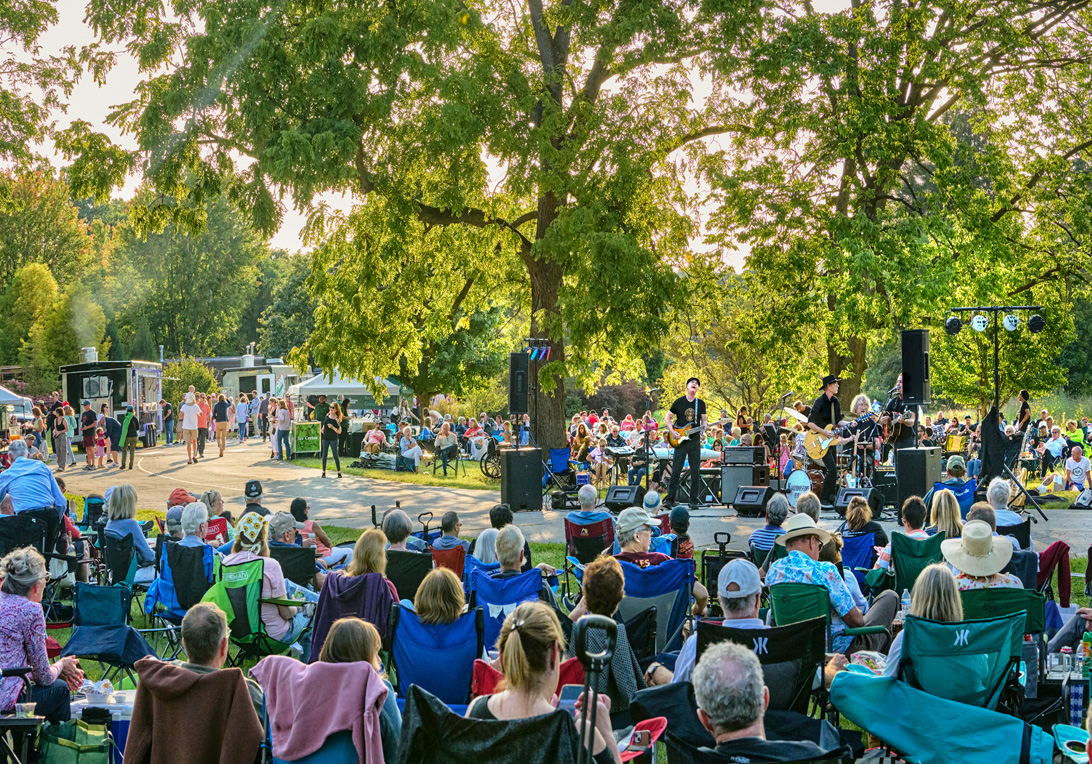 Guests gather to listen to music at Arbor Evenings while enjoying food and drinks.